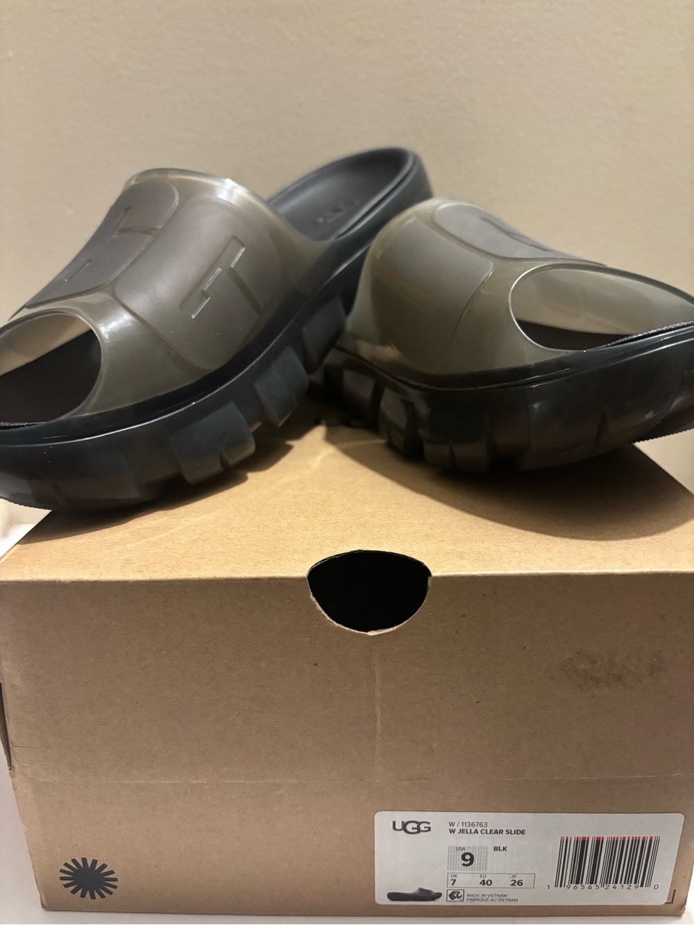 Women’s Ugg slides - Picture 4 of 4